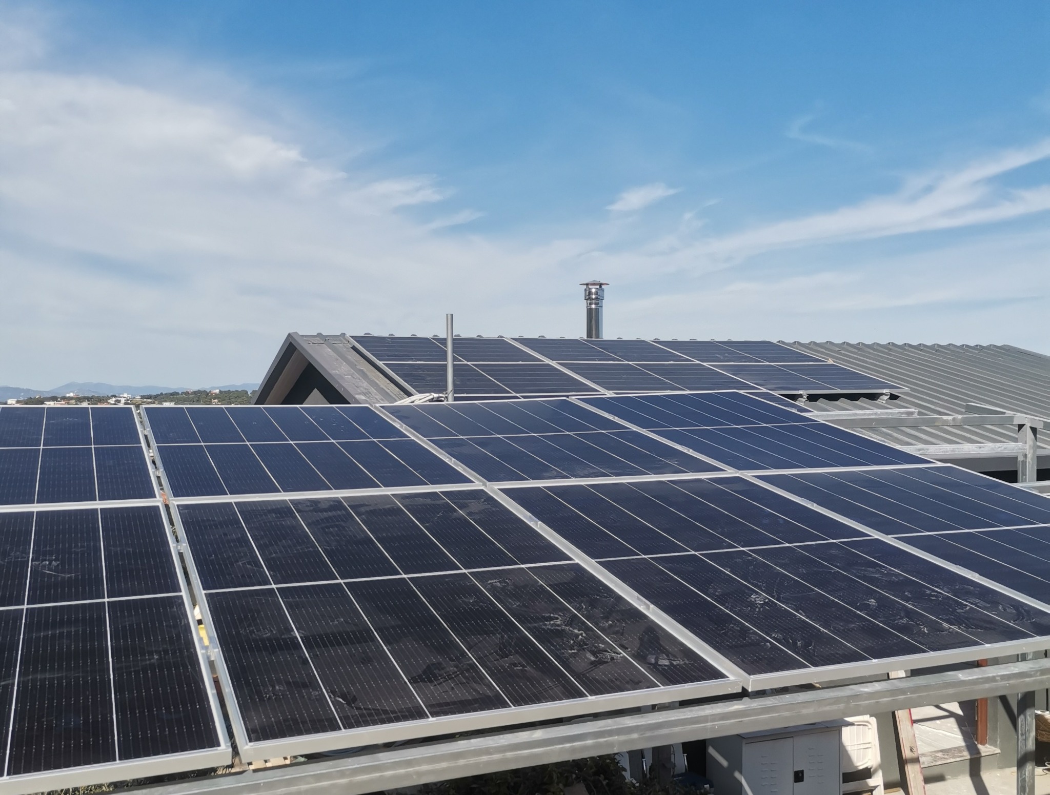 Φ/Β σε μεταλλική κεραμοσκεπή