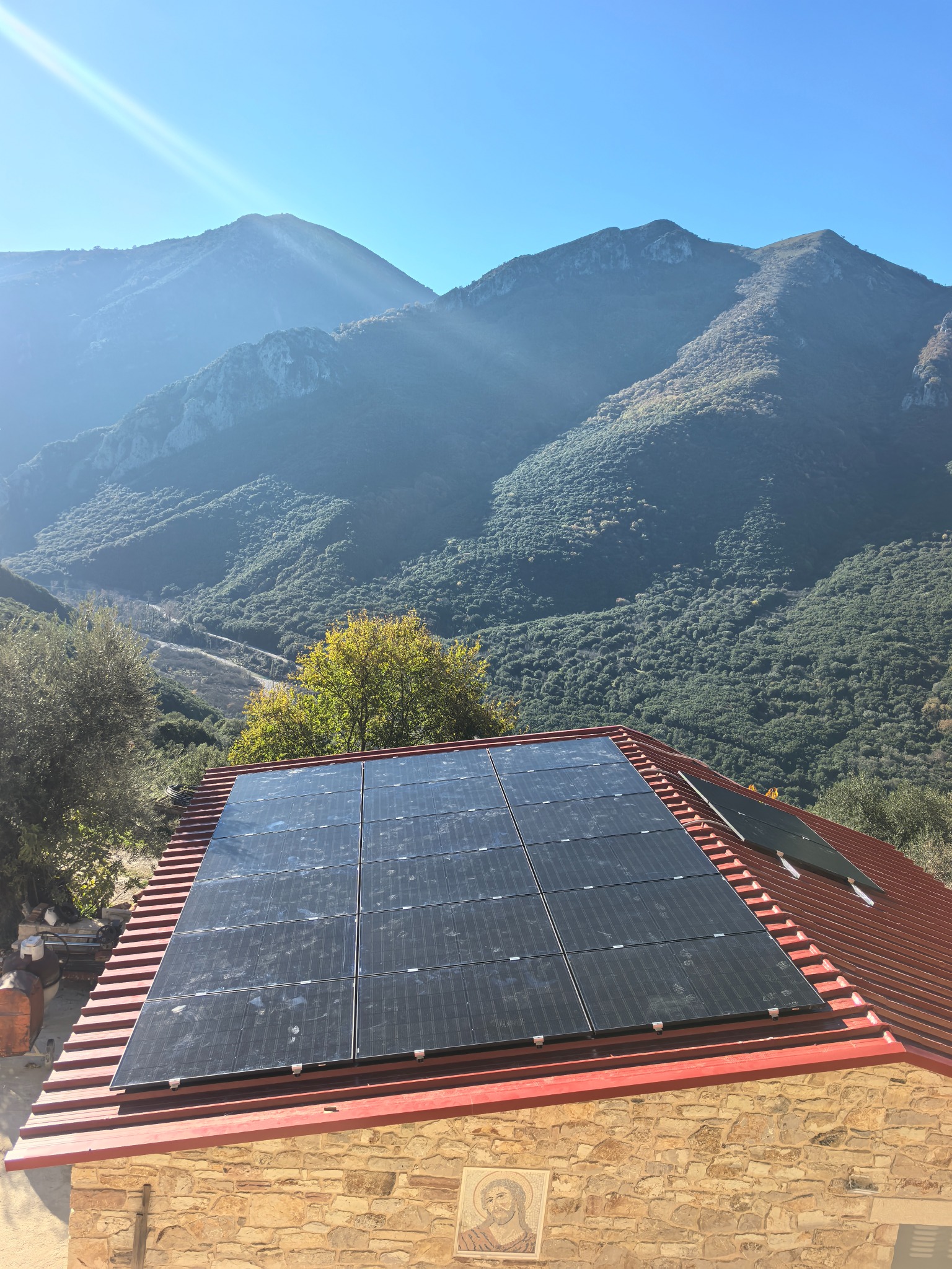 Φ/Β σε στέγη με ορεινό τοπίο